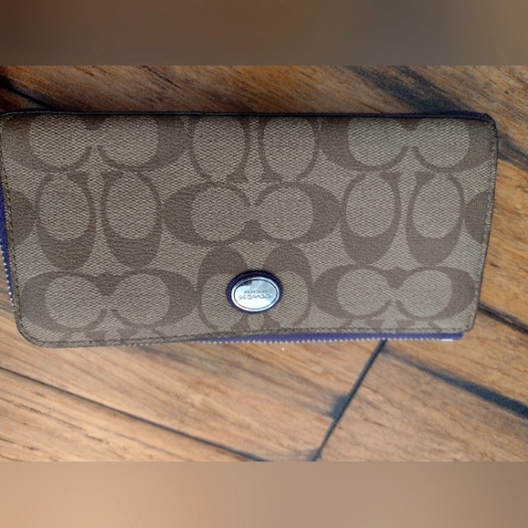 Coach wallet - Picture 1 of 2